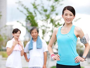 一位女士在運動